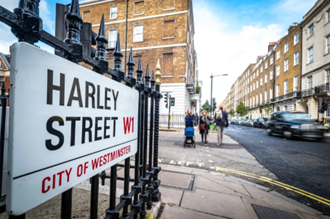 英国ロンドンの医療地区Harley Streetで、無資格施術者による美容施術トラブルが急増。短期レンタル診療室とSNS集客による“ポップアップ美容施術”が問題視され、国家ライセンス制度など美容医療規制の議論が再燃している。